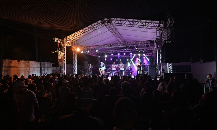 Bebida gelada e preço acessível; showzaço do Revelação agradou público no  fim de semana - Diário Corumbaense