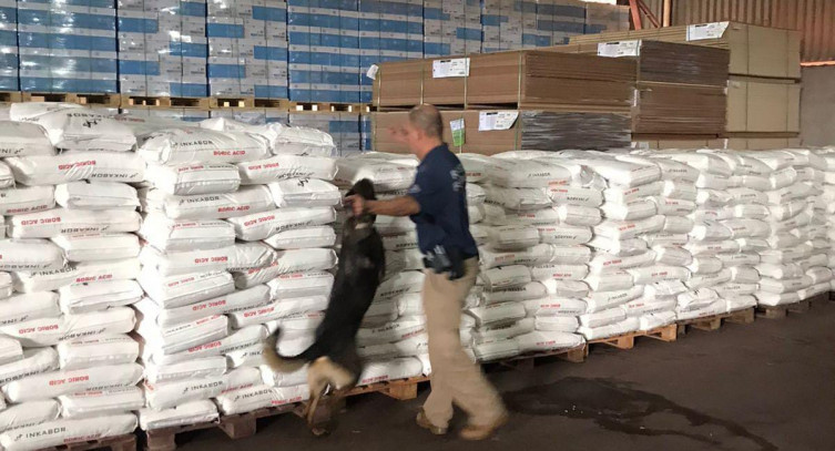 Comboio de carretas é apreendido em Corumbá com 168 toneladas de ácido bórico Comboio de carretas é apreendido em Corumbá com 168 toneladas de ácido bórico